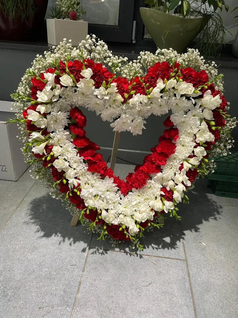 Corona di fiori funebre a forma di cuore