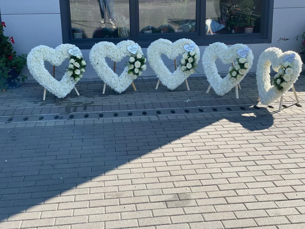 Corone funebri a forma di cuore