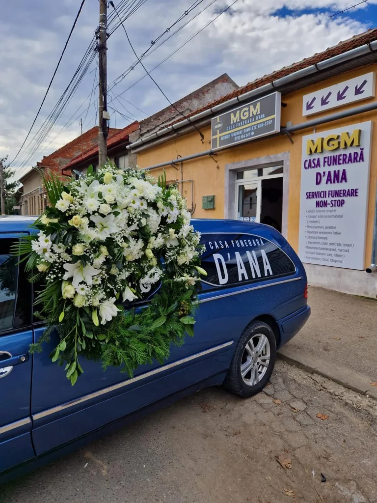 Carro funebre Mercedes allestito con composizione floreale