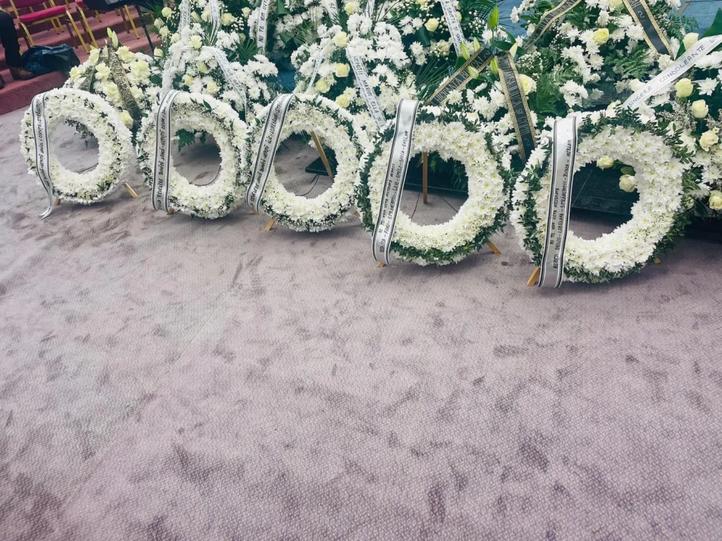 Corone funebri bianche