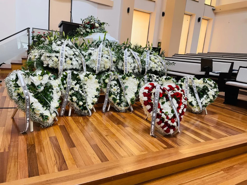 Composizioni floreali funebri in sala